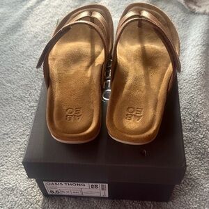 Abeo Women's Oasis Thong Sandal in brown leather NWT